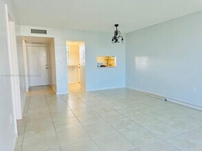 2930 Point E Dr in Aventura, FL - Building Photo - Building Photo