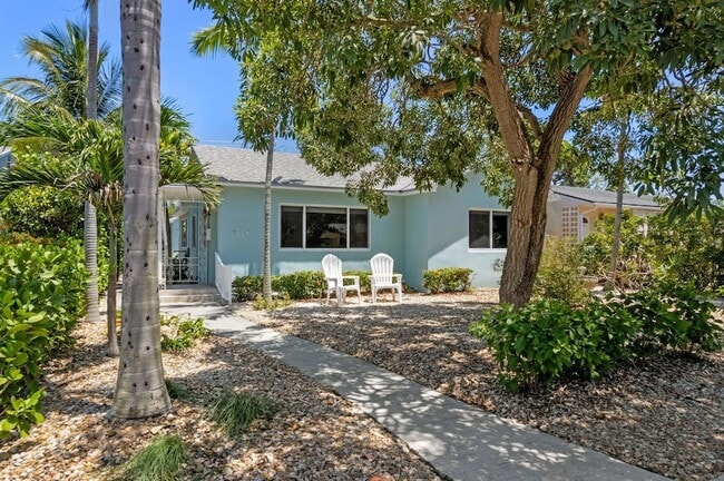 1120 N Palmway, Unit 206 in Lake Worth Beach, FL - Building Photo - Building Photo