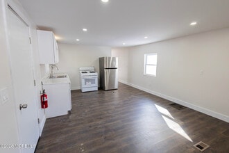 335 Adams St in Eatontown, NJ - Building Photo - Building Photo