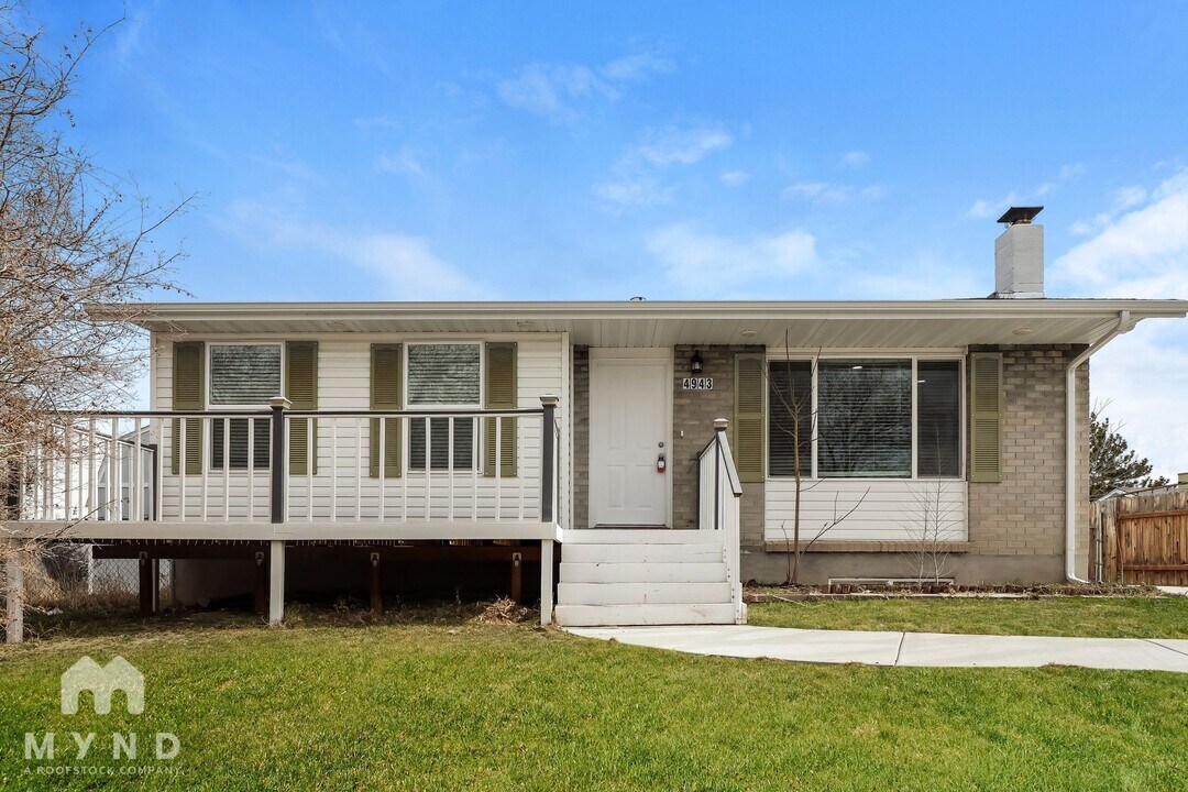 4943 S Farah Dr in Kearns, UT - Foto de edificio