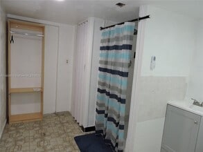 5451 W 10th Ave in Hialeah, FL - Foto de edificio - Building Photo