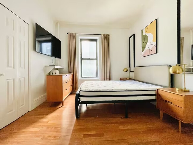 Furnished room/NOT APARTMENT, Unit 5W in New York, NY - Building Photo - Building Photo