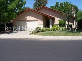27 N Jasmine Ave in Clovis, CA - Building Photo