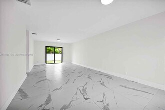 100 SW 7th St in Hallandale Beach, FL - Building Photo - Building Photo