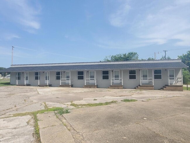 property at 1104 W Broadway St
