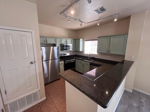 3150 N Yarbrough Dr, Unit E-2 in El Paso, TX - Building Photo - Building Photo