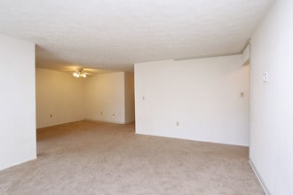 Alcoma on the Green in Pittsburgh, PA - Foto de edificio - Interior Photo