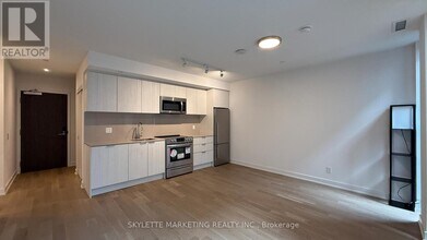 25-225 Richmond St E in Toronto, ON - Building Photo - Building Photo