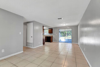 1718 Elise Marie Dr in Seffner, FL - Foto de edificio - Building Photo