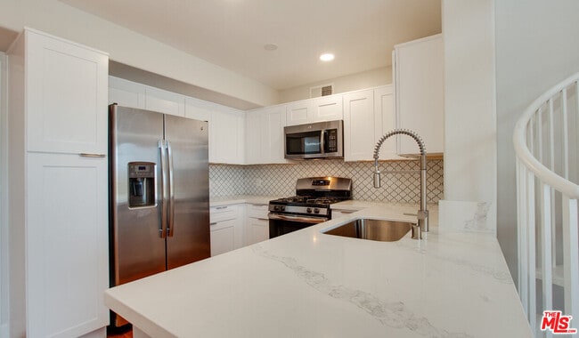 5551 W 6th St in Los Angeles, CA - Building Photo - Building Photo