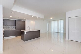 7875 NW 107th Ave in Doral, FL - Building Photo - Building Photo