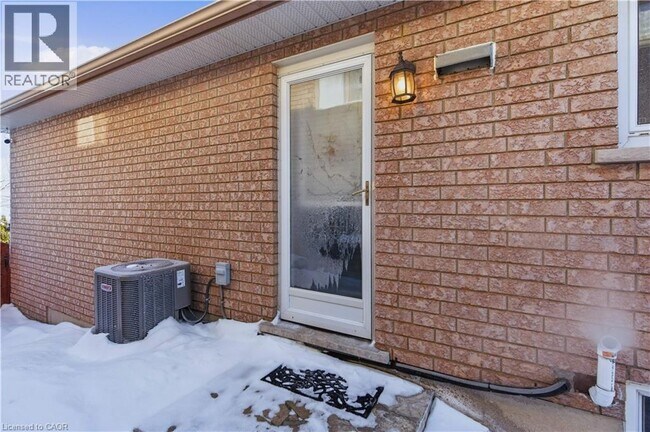 48 Alexsia Ct in Hamilton, ON - Building Photo - Building Photo