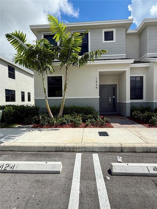1424 NE 3rd Ave in Florida City, FL - Building Photo