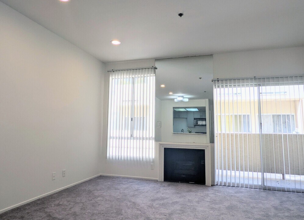 19350 Sherman Way, Unit 125 in Reseda, CA - Foto de edificio