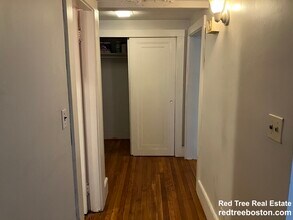 211 Saint Paul St, Unit B in Brookline, MA - Foto de edificio - Building Photo