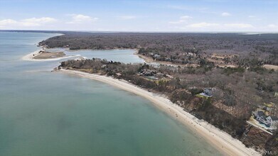 3 Robins Nest Ln in Hampton Bays, NY - Building Photo - Building Photo