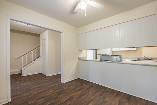 Morrowood Townhomes in Morrow, GA - Foto de edificio - Interior Photo