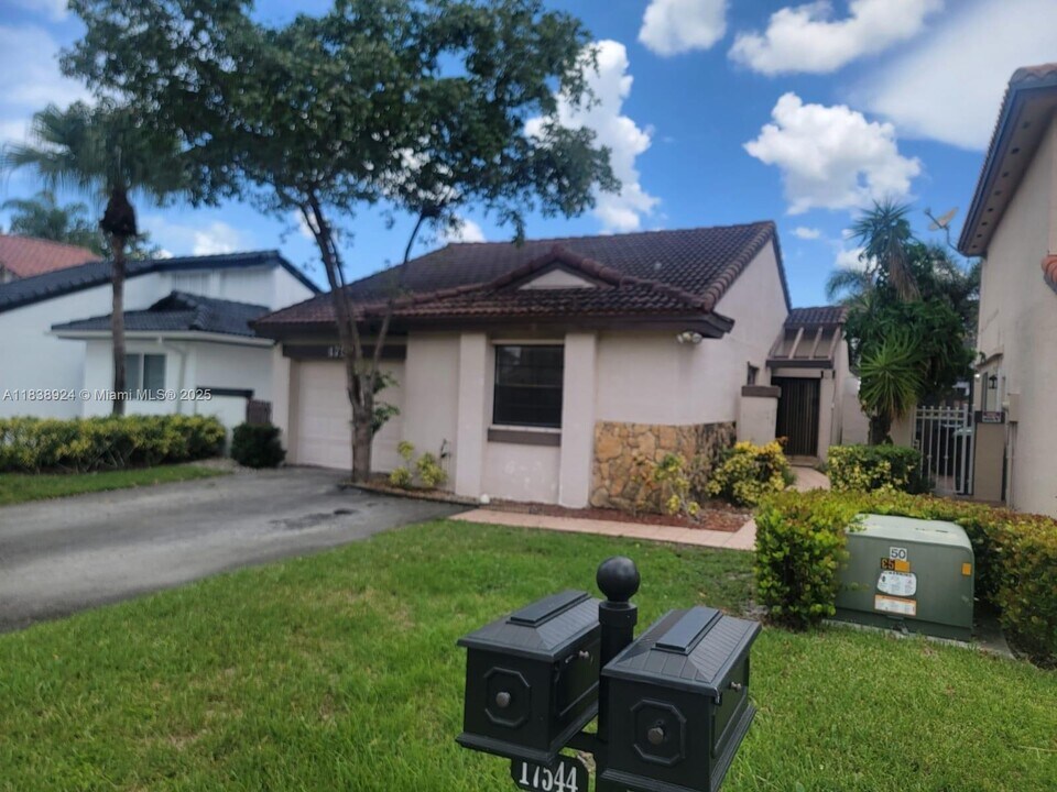 17544 NW 63rd Ct in Hialeah, FL - Building Photo