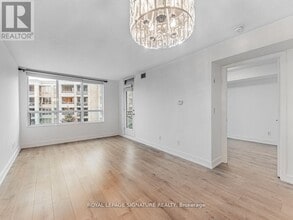 205 The Donway W in Toronto, ON - Building Photo - Building Photo