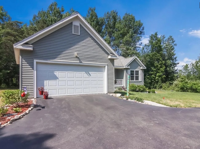 3220 S Lake Shore Dr in Lake Leelanau, MI - Building Photo - Building Photo