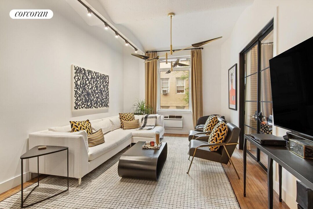 39 E 12th St in New York, NY - Building Photo