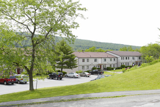 Logan Hills Apartments in Altoona, PA - Foto de edificio - Building Photo