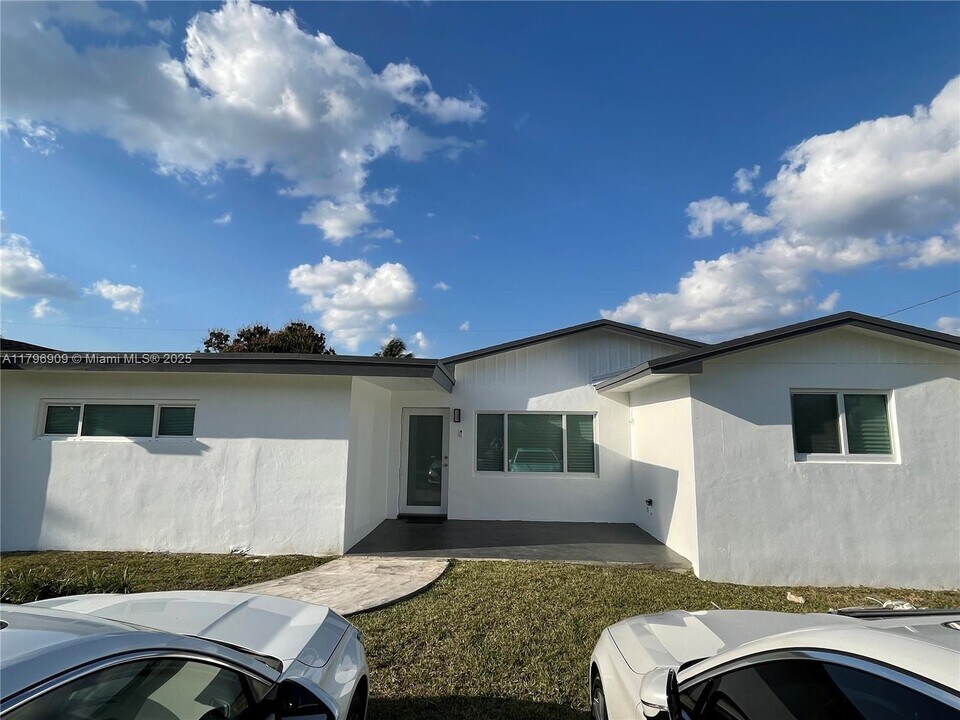 10945 SW 172nd Terrace in Miami, FL - Building Photo