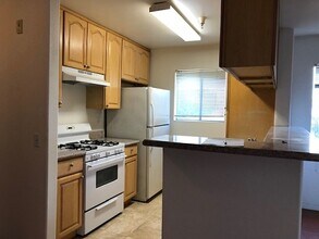 2965 San Marino St, Unit 101 in Los Angeles, CA - Building Photo - Building Photo