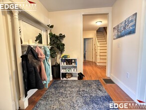 74 Brooks St, Unit 1 in Boston, MA - Foto de edificio - Building Photo
