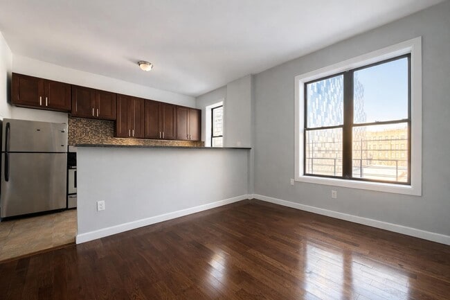 70 Post Ave in New York, NY - Building Photo - Building Photo