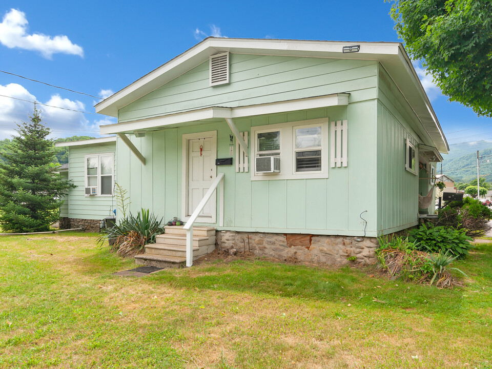 61 Camp St in Waynesville, NC - Building Photo