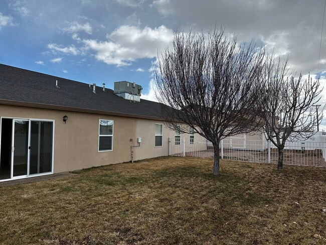 613 Mesa Vista Dr in Farmington, NM - Building Photo - Building Photo