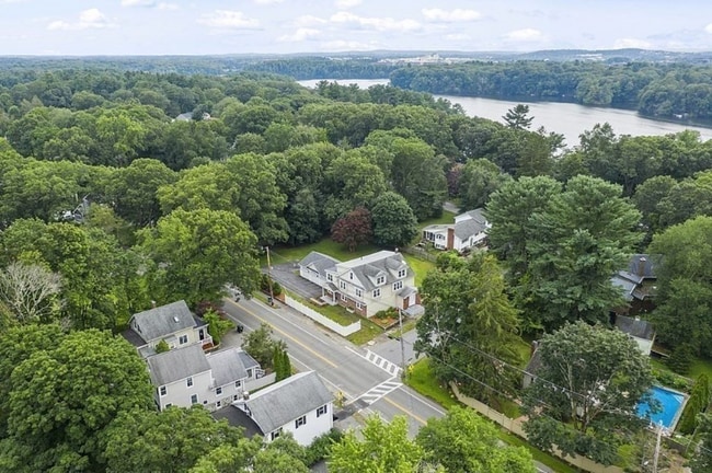 212 W Plain St in Wayland, MA - Foto de edificio - Building Photo