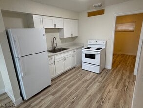 324 W Cleveland Ave in Las Vegas, NV - Building Photo - Building Photo