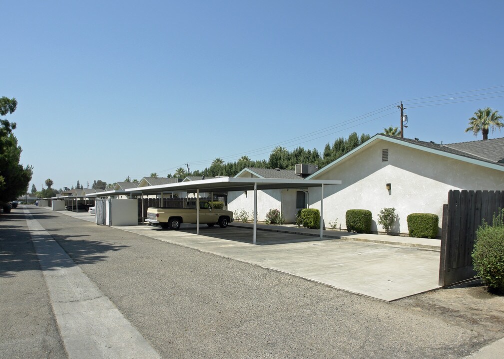 Bradford Apartments in Reedley, CA - Building Photo