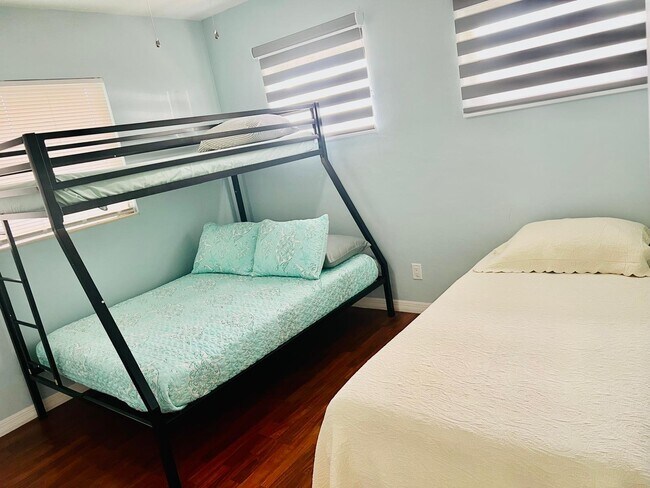 3784 Dover Dr in Sarasota, FL - Building Photo - Building Photo