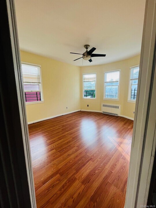 51 Howard Pkwy in New Rochelle, NY - Building Photo