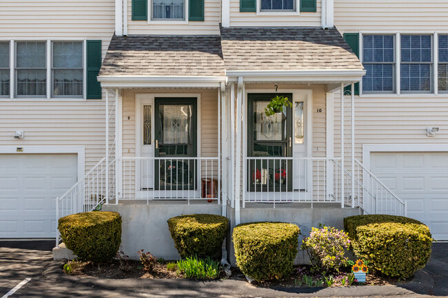 Oakbriar Condominiums in Attleboro, MA - Building Photo - Building Photo