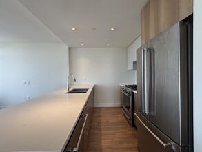 258 Nelson's Crt in New Westminster, BC - Building Photo - Building Photo