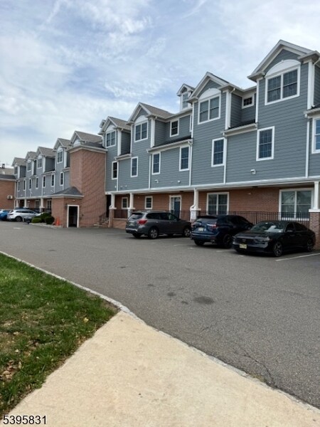 1 Elizabeth St in Raritan, NJ - Building Photo