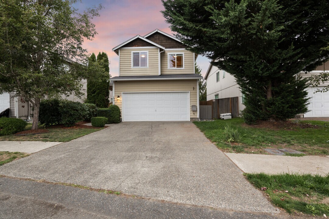 19510 12th Ave Ct E in Spanaway, WA - Building Photo