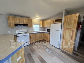 700 W Ridgeway Ave in Cedar Falls, IA - Building Photo - Building Photo