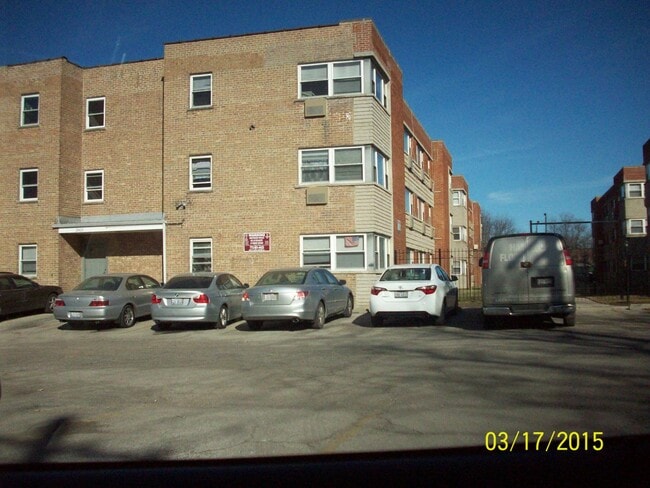 property at 2405 W Balmoral Ave