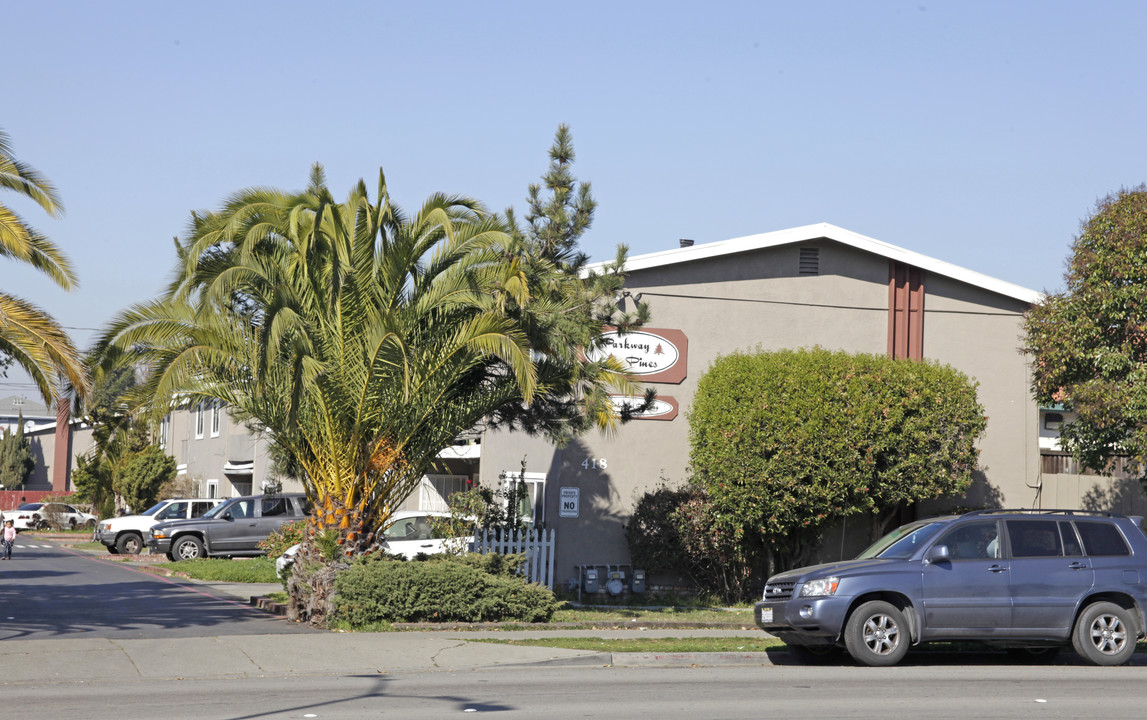 Parkway Pines in Hayward, CA - Building Photo