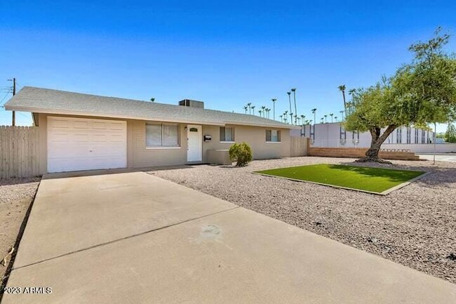 945 E Lilac Dr in Tempe, AZ - Building Photo - Building Photo