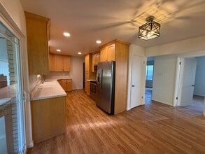 1070 Doris St in Centerville, UT - Foto de edificio - Building Photo