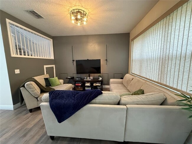 8176 Stone View Dr in Tampa, FL - Building Photo - Building Photo