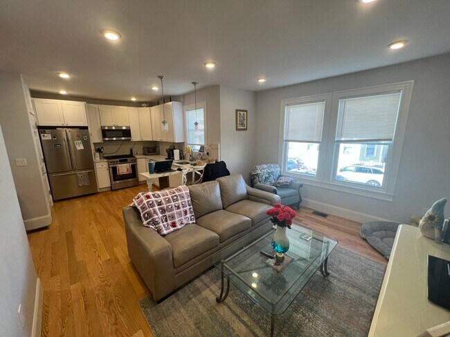 75 Winchester St, Unit 1 in Medford, MA - Foto de edificio - Building Photo