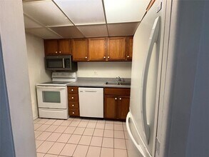 3710 Inverrary Dr, Unit 1Y in Lauderhill, FL - Building Photo - Building Photo