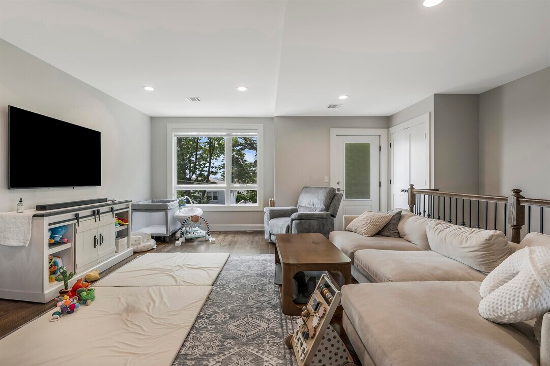 499 Sunset Terrace in Ridgefield, NJ - Building Photo